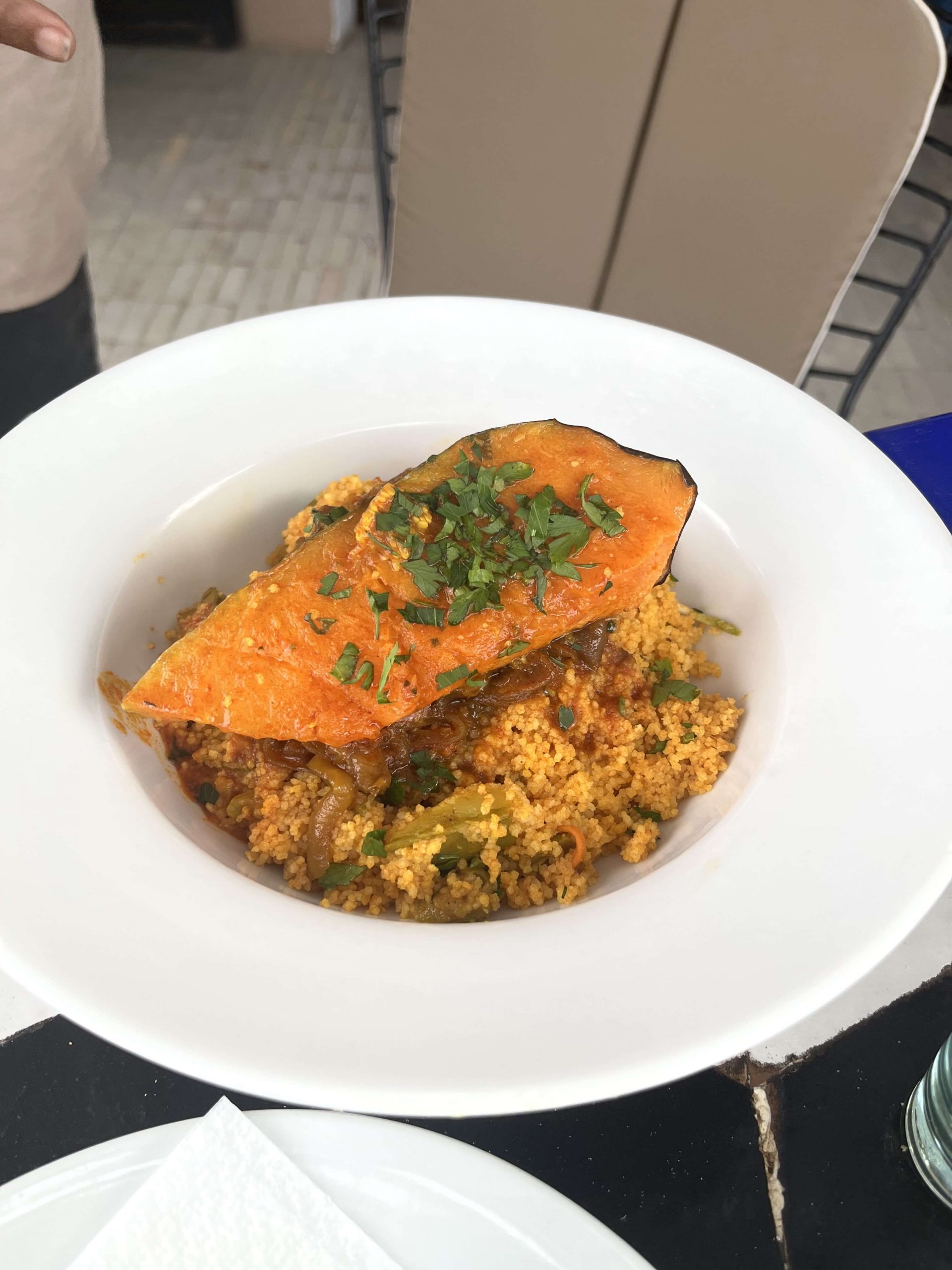 Magdas Food Programme Nomad Süßkartoffel aus dem Ofen auf einem Couscous Beet